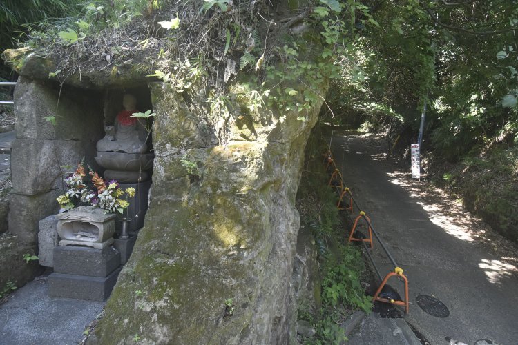 道の脇の岩屋に鎮座する「延寿堂地蔵尊手前の地蔵」。