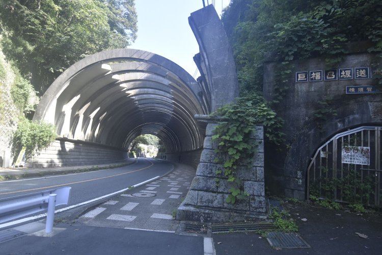 巨福呂坂切通しは現在、鎌倉に向かうメイン道路となり、トンネルで抜ける。
