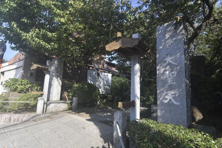 北条一族を弔う目的で、かつて北条氏の邸宅があった地に建立された宝戒寺。
