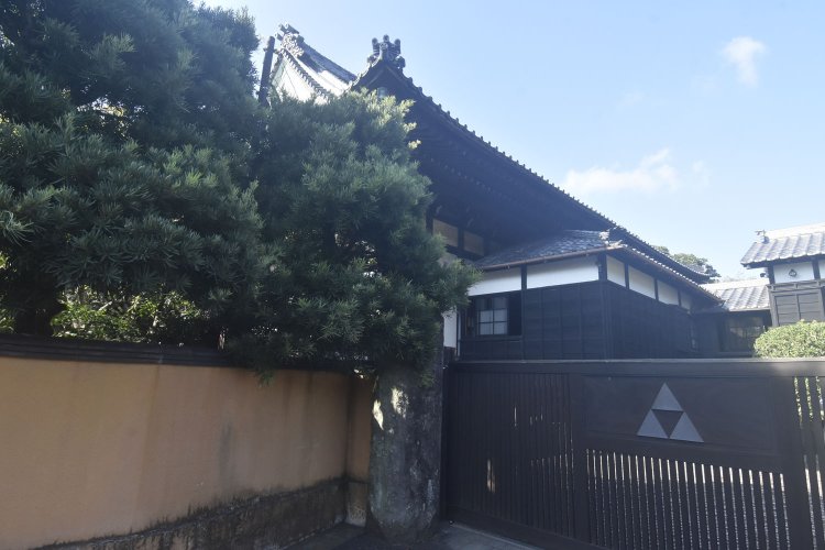 宝戒寺脇の小径を入り裏手に回ると、門には北条氏の家門の三つ鱗があった。