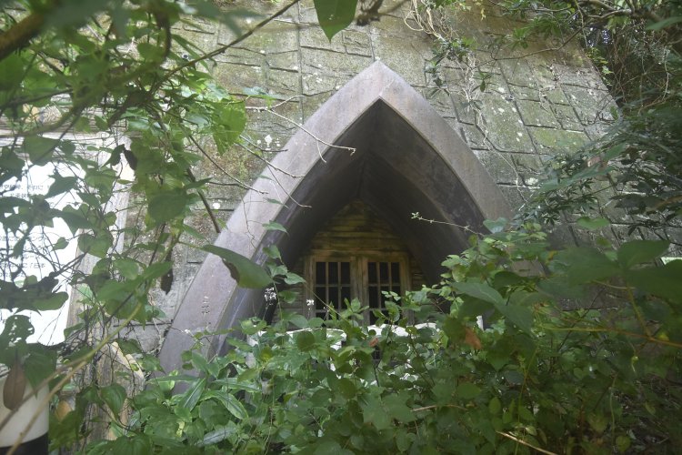 宝戒寺脇の小径をそのまま進み、宝戒寺橋で滑川を渡った少し先にある紅葉山やぐら。これも北条氏を弔うやぐらと伝わるが、樹木が伸び、見つけにくい。