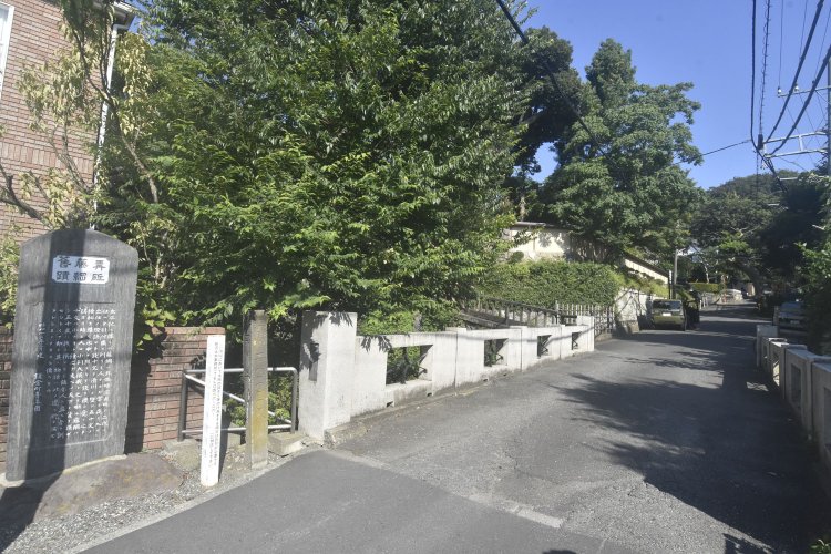 東勝寺跡に向かう前にも滑川を渡る。こちらは東勝寺橋。