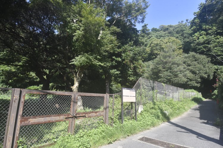 東勝寺があった場所は背後に山が続き、前面には滑川が流れる。要害の地だとわかる。