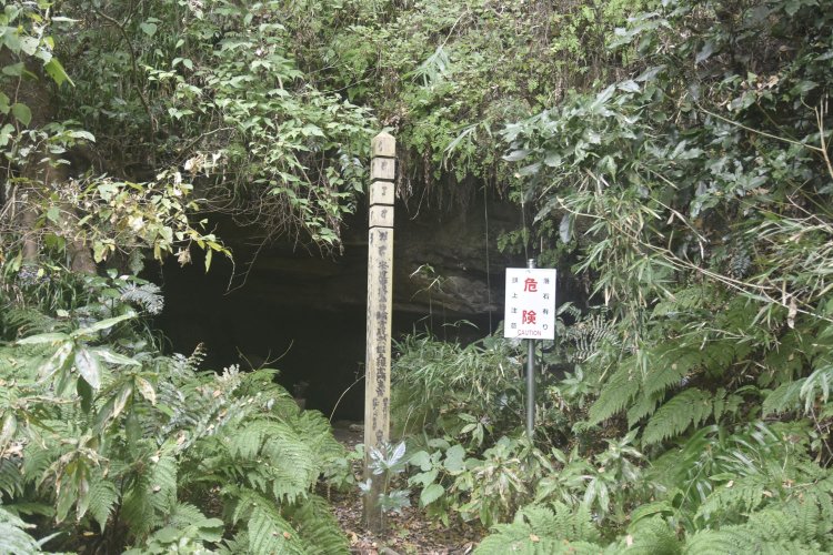 落石の危険があり、2024年9月現在は腹切やぐらの前までは行けない。写真は過去に撮影したもの。