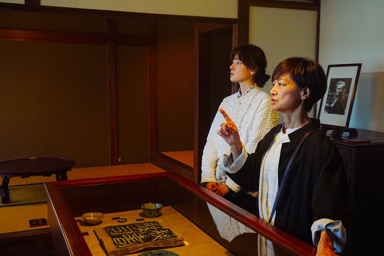 イギリスから一時帰国したヨシヲの叔母・圭子と『日本民藝館』を訪れるジュン（第11話）。（C）ＢS松竹東急／松竹撮影所