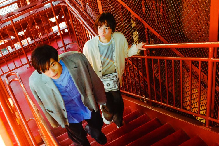 東京タワーの外階段を上って展望デッキを目指したジュンとヨシヲ（第2話）。（C）ＢS松竹東急／松竹撮影所