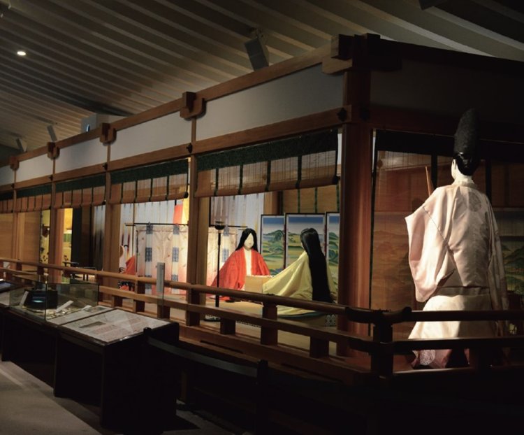 囲碁を打つ様子を外から垣間見る場面が再現された「平安の間」。