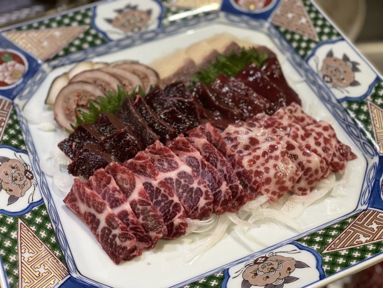 多種多様な部位で楽しめる鯨刺身盛り1980円（写真＝店舗提供）。価格は日により変更あり。