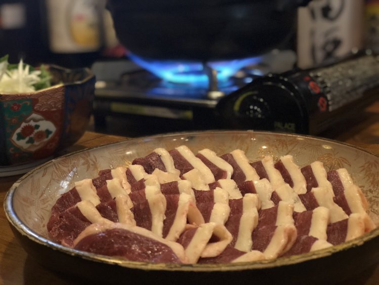 冬の定番メニュー、鴨鍋1980円（前日までに要予約）はみんなでワイワイとつつきたい（写真提供＝居酒屋 青海）。