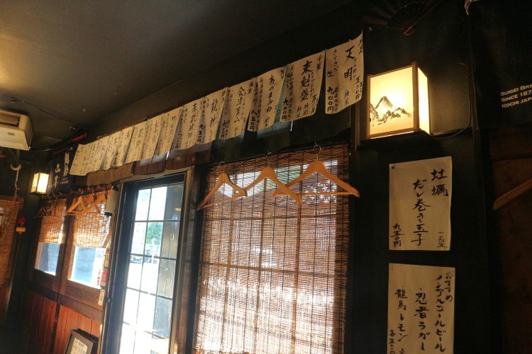 手書きの日本酒メニューはパッと見てわかりやすいよう、左側ほど辛口になっている。