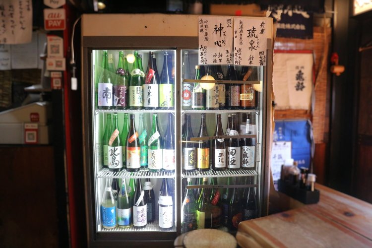 「日本酒セルフ付き飲み放題」は、2時間飲み放題（30分前LO）2750円。延長は30分ごとに＋500円。
