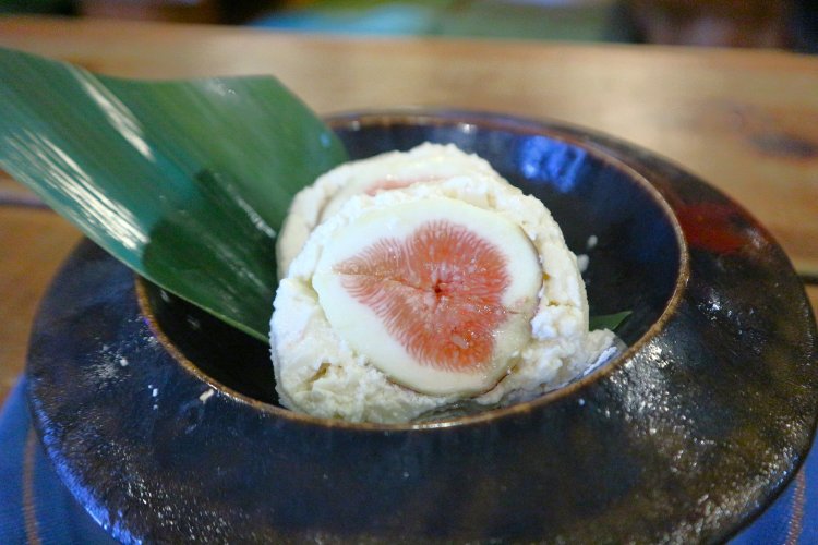 無花果レアチーズぎゅうひ包み1045円。