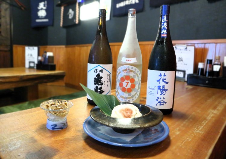 日本酒は毎週銘柄が入れ替わる。趣向をこらした旬の一品料理は日本酒と好相性。