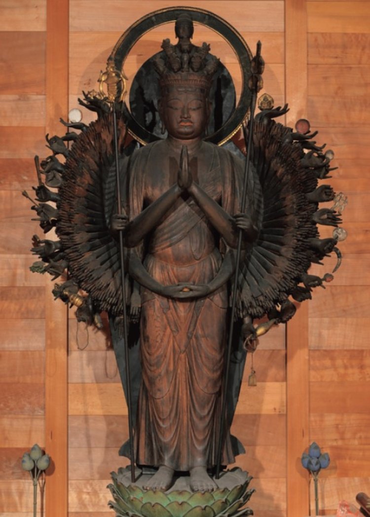 十一面千手千眼観音立像は像高1.8ｍの一木（いちぼく）造。平安時代後期の作という。