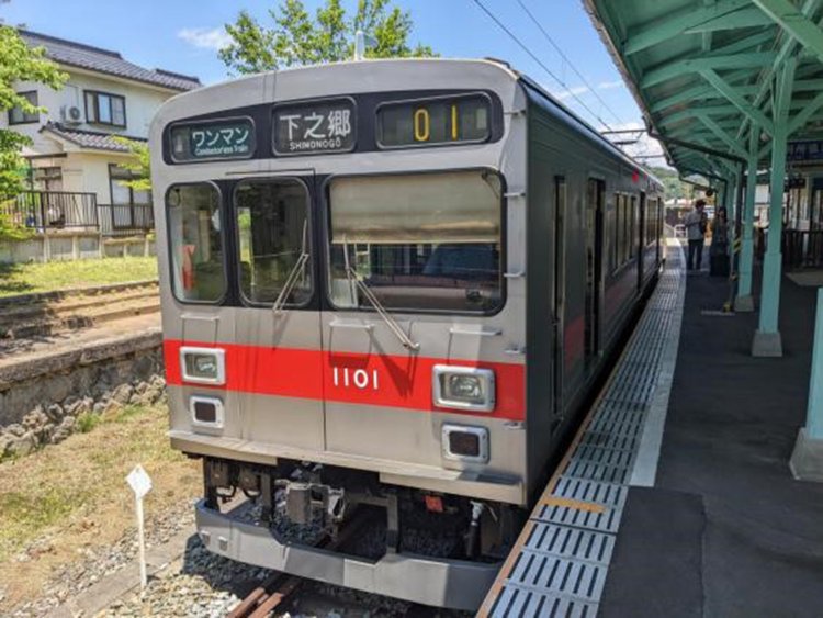 上田電鉄別所線に乗って西へ。