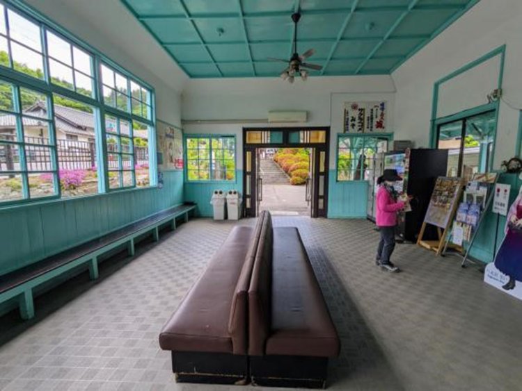 レトロでかわいらしい別所温泉駅舎内。