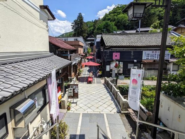 橋の上から望む北向観音。