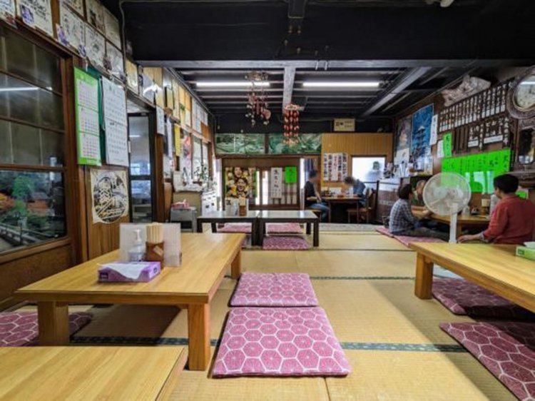 『日野出食堂』の内観。こんな日本の風景がいまだに残っていることがうれしい。