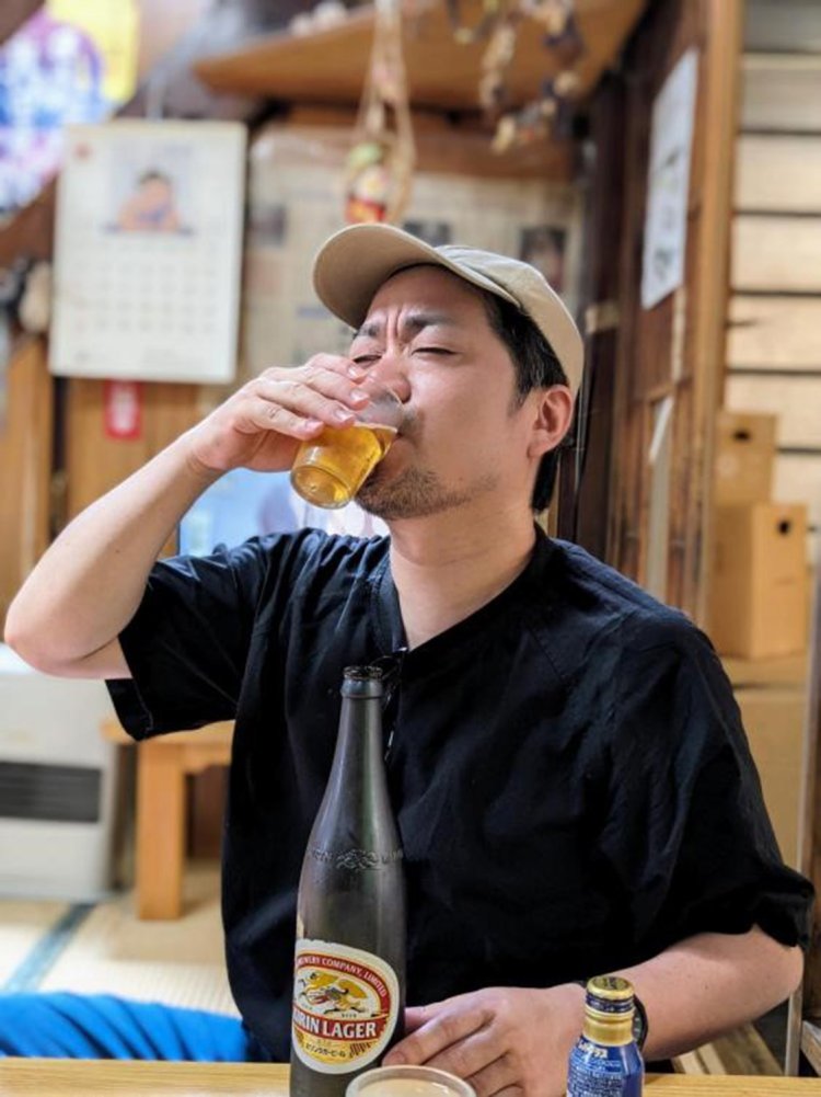 一気にビールを飲み干す筆者。