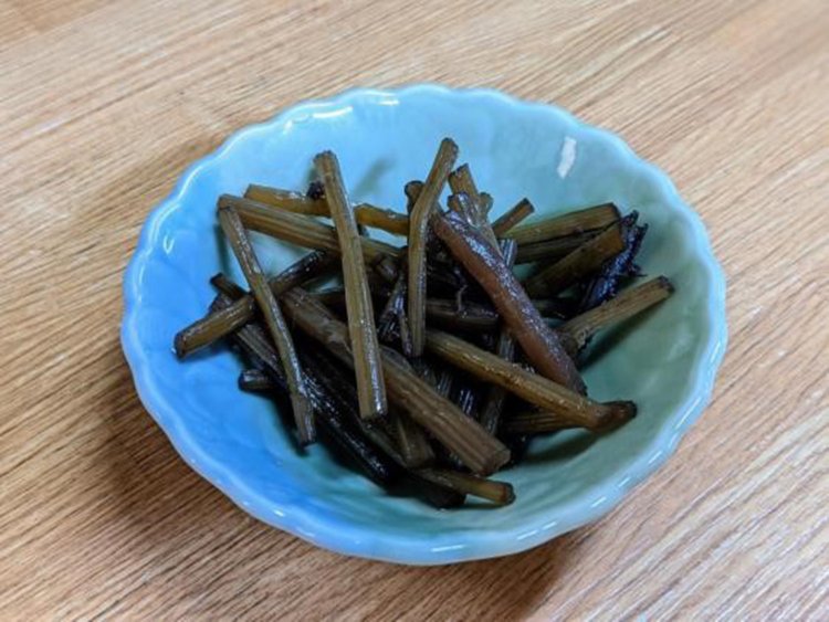 山菜漬けのお通しは抜群に旨い。