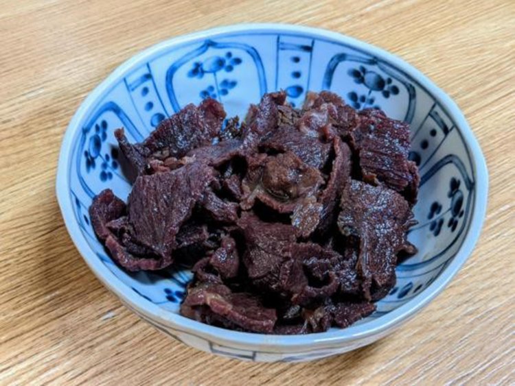 馬肉の肉皿は旨味が凝縮されている。