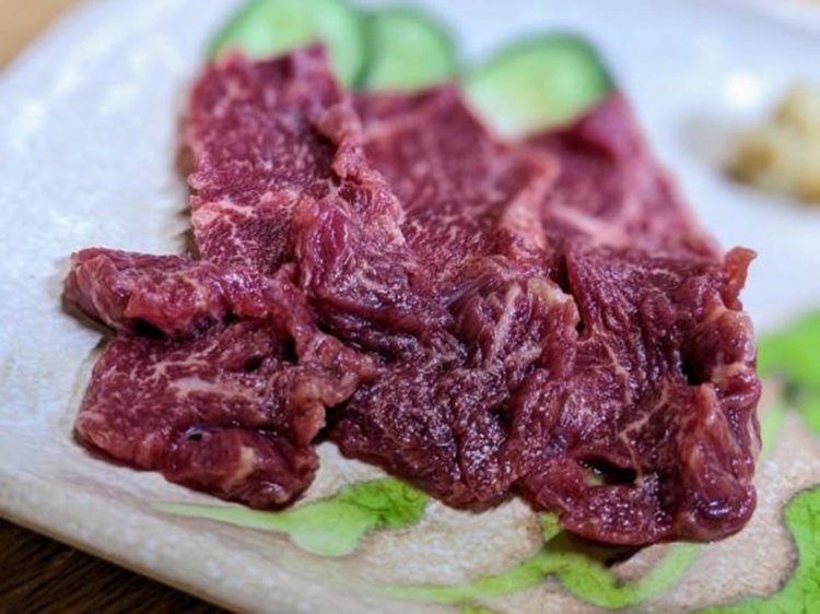 たまらず注文した馬刺し。中トロのような味わい。