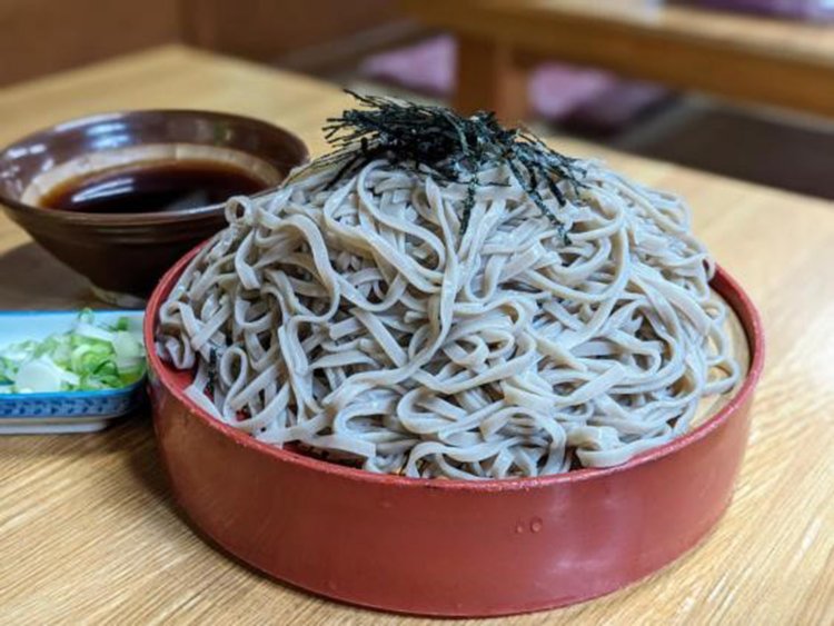 山盛りの大ざるそば。