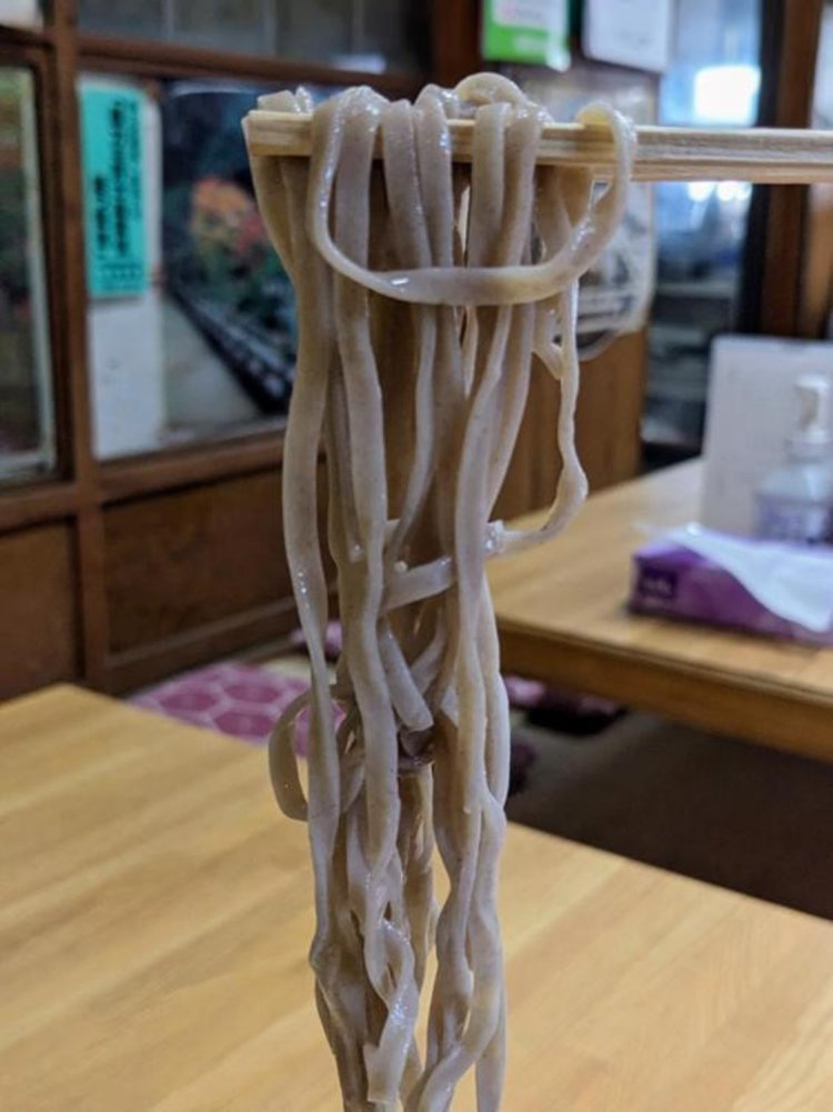 平麺の喉ごしが濃いめのツユとよく絡んでおいしい。