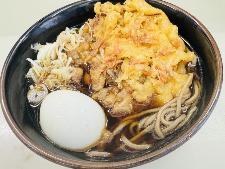 天ぷらそば380円にゆで玉子40円。