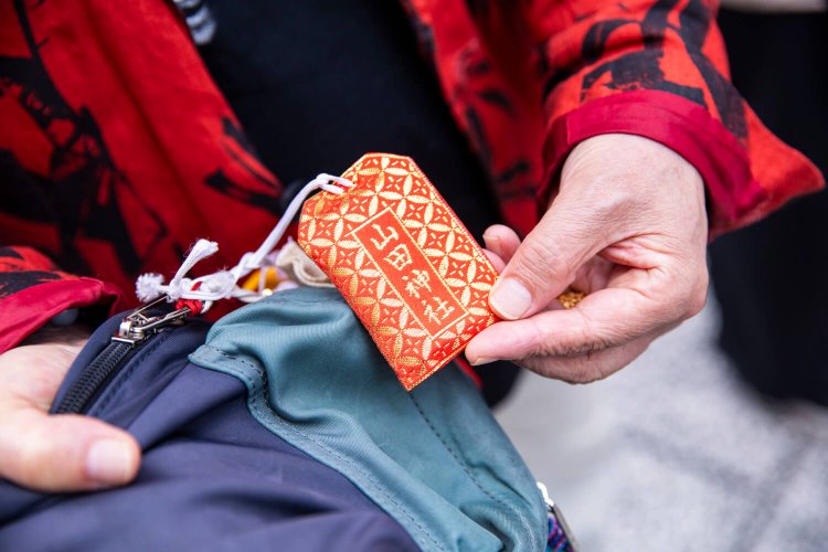 かばんにはいつもたくさんのお守りをつけている山田さん。