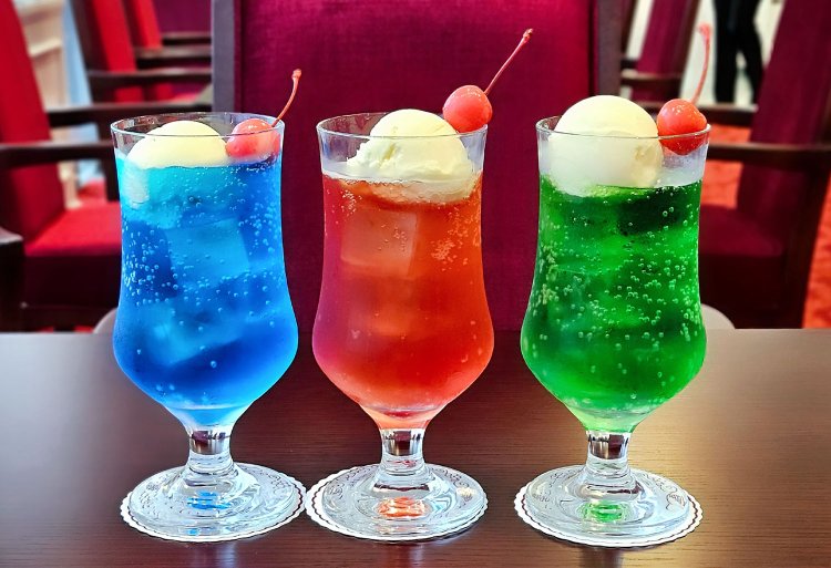 クリームソーダ（左からブルーハワイ、いちご、メロン）880円（※メニュー内容、価格は2024年9月17日からのもの）。