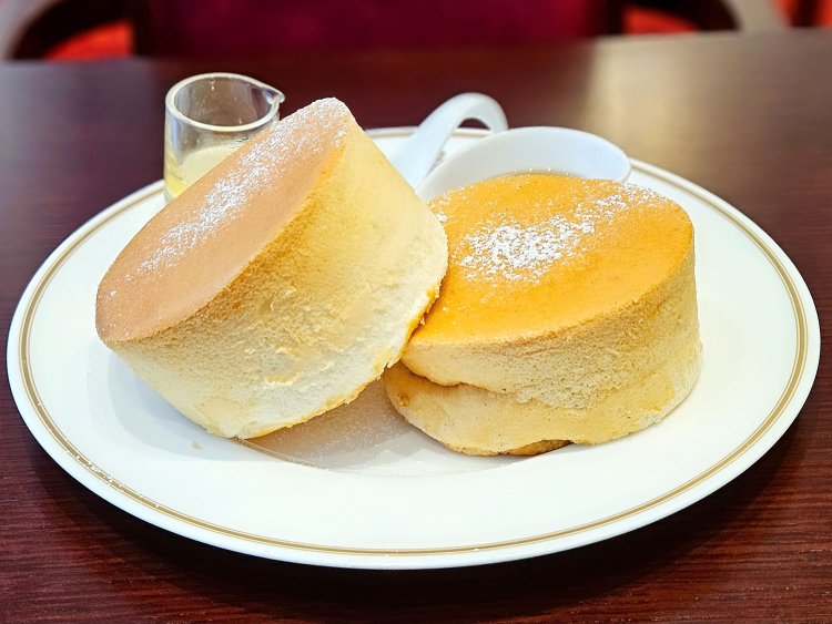 コロンバンのスフレパンケーキ メープルシロップ添え1650円、原宿はちみつトッピング220円。