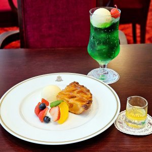 原宿に復活！ 『コロンバン原宿サロン』で100年愛されるアップルパイとクリームソーダを味わう〜黒猫スイーツ散歩 原宿表参道編18〜