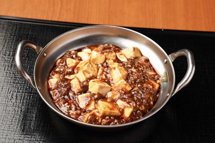 ランチの麻婆豆腐960円。これにライスと小鉢とスープ、ザーサイがつく。