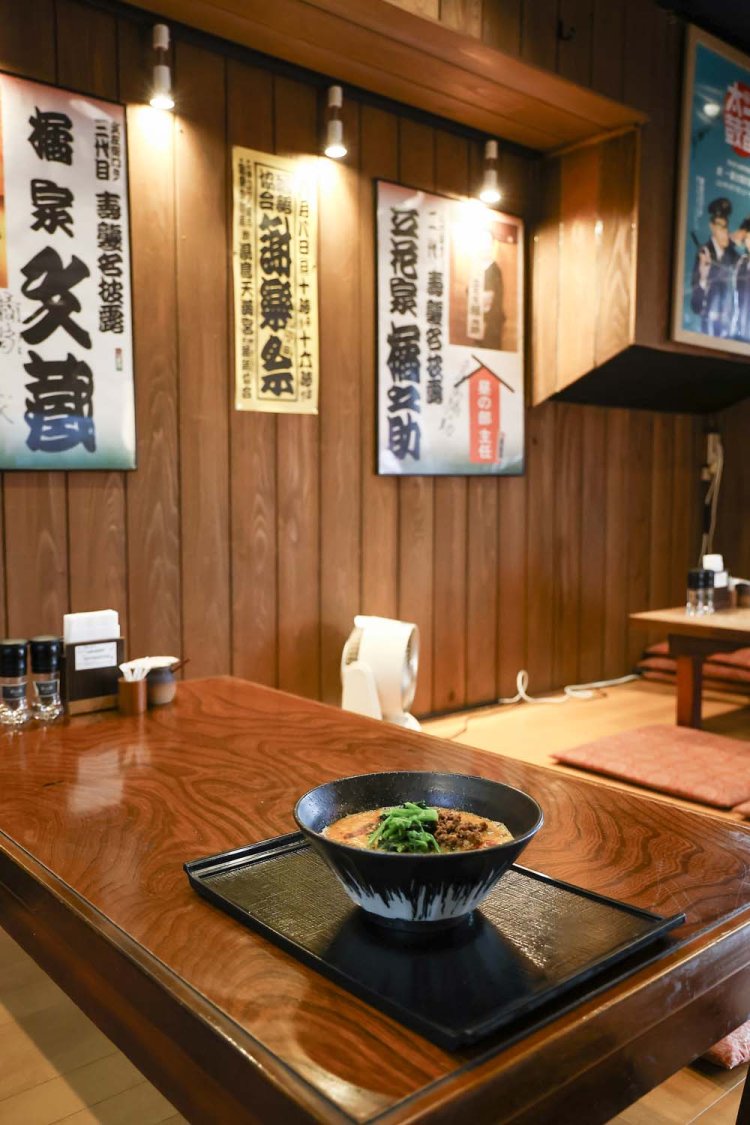 店内は小上がり席含め20席ほど。