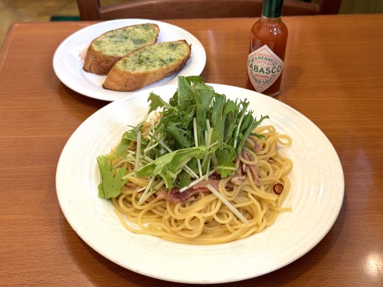 ツナベーコン水菜のペペロンチーノ和風味は、さっぱり味の和風パスタ。Bセットならこれにドリンクバーとミニサラダがついて1000円だ。