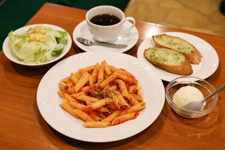 パスタランチのAセット1130円。生パスタはペンネアラビアータ。