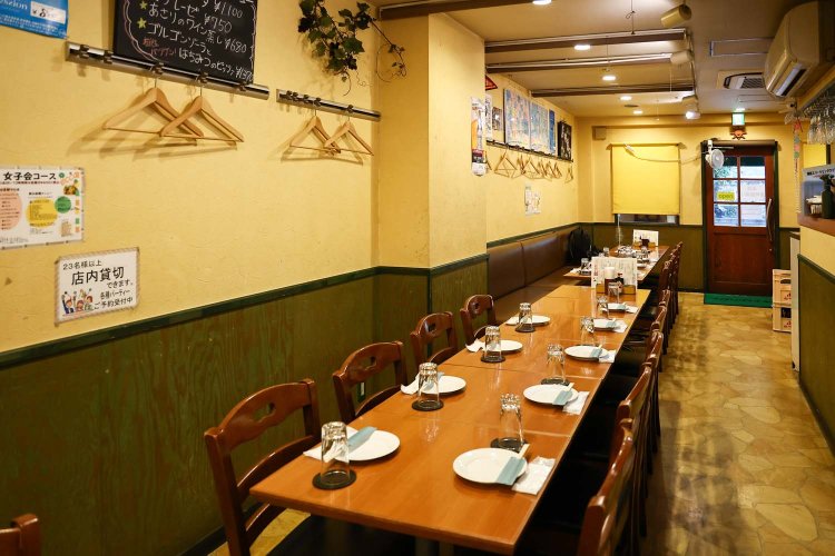 写真のテーブルセットは夜の宴会仕様。ランチは4人席と2人席に分かれる。