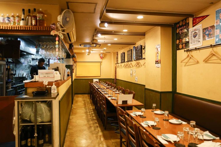 ちょうど店内は夜の飲み放題仕様にテーブルが組まれていた。