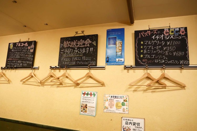 夜のアラカルトには、カプレーゼなどイタリアンの前菜も。