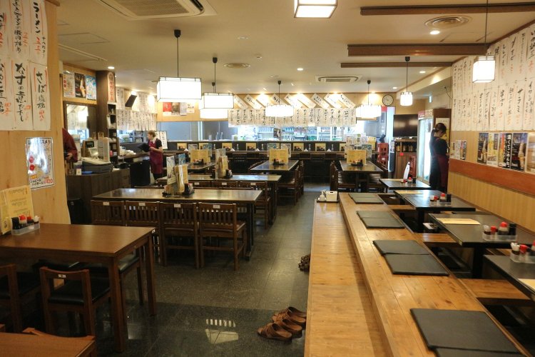 昼夜問わずお酒をかわす人々の会話でにぎわう。