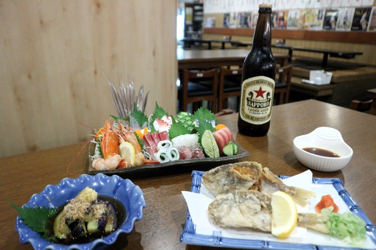 刺し盛りから魚介、旬の野菜の一品料理まで幅広いメニューは大人数の宴会にも困らない。