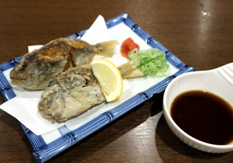 脂の乗った旬のえぼ鯛をカラッと揚げた、えぼ鯛の唐揚げ500円。