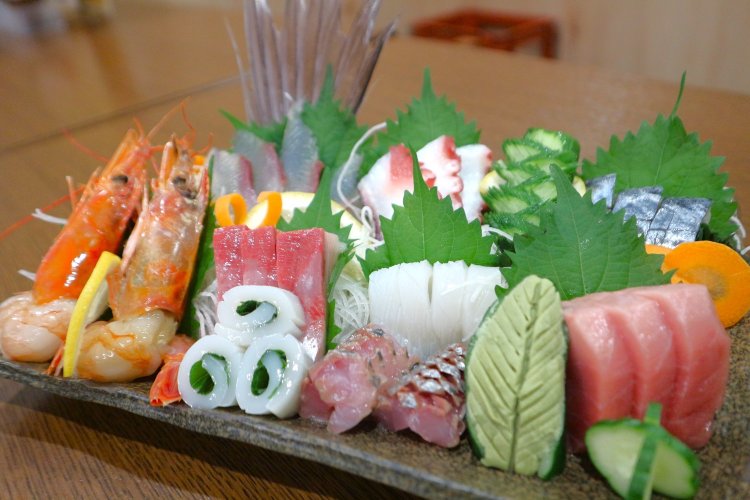 人数に合わせて選べる刺し盛り2100円（3～4人前）は、宴の時間が華やかに！