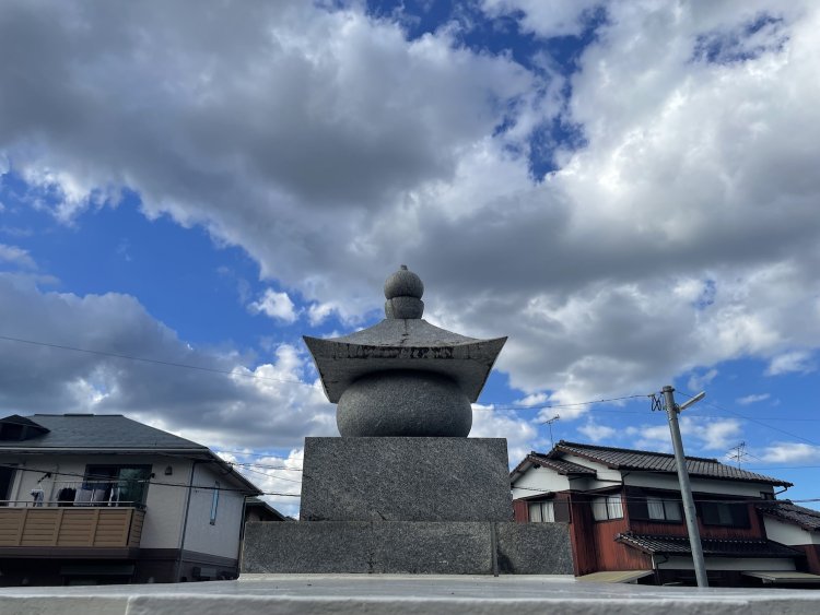 五輪塔型の墓石（福岡県那珂川市）。