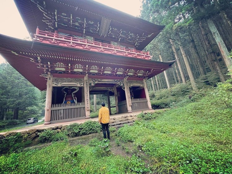 群馬県「弥勒寺」の山門はまさに山の門。