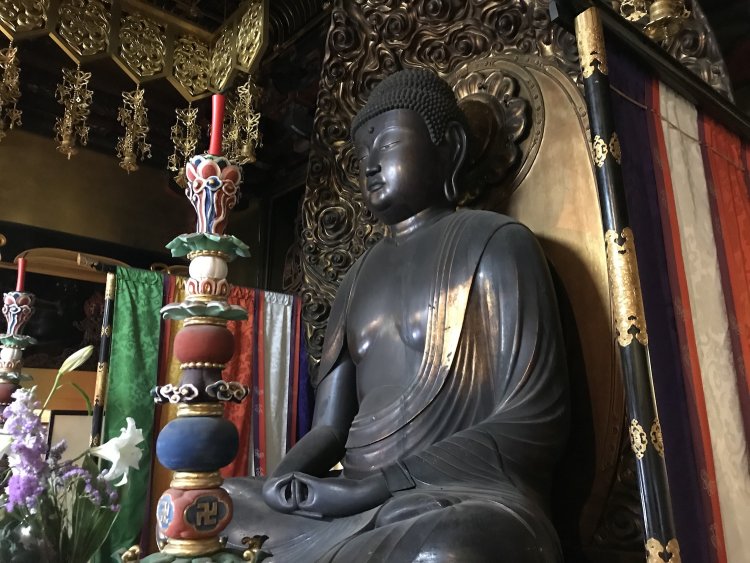 愛知県「栄国寺」の御本尊阿弥陀如来像。