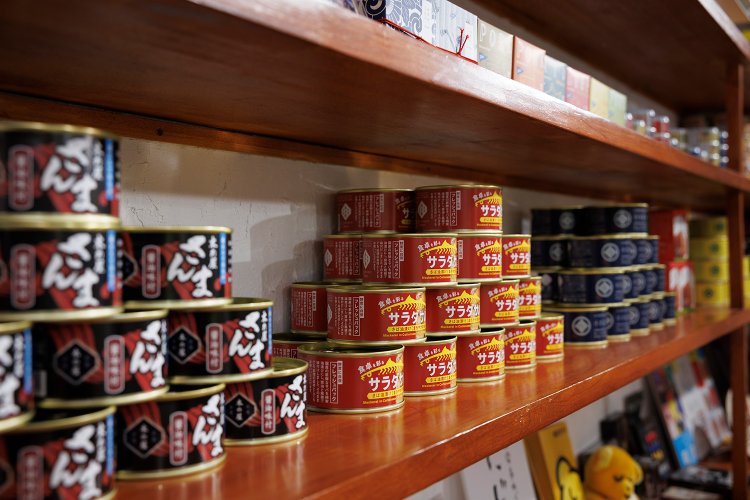 店内にはサバ缶がズラリ。