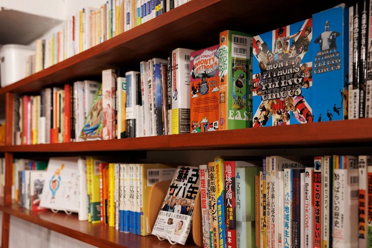棚に並ぶ書籍は、泰成さんの私物や常連たちの関連書籍がほとんど。
