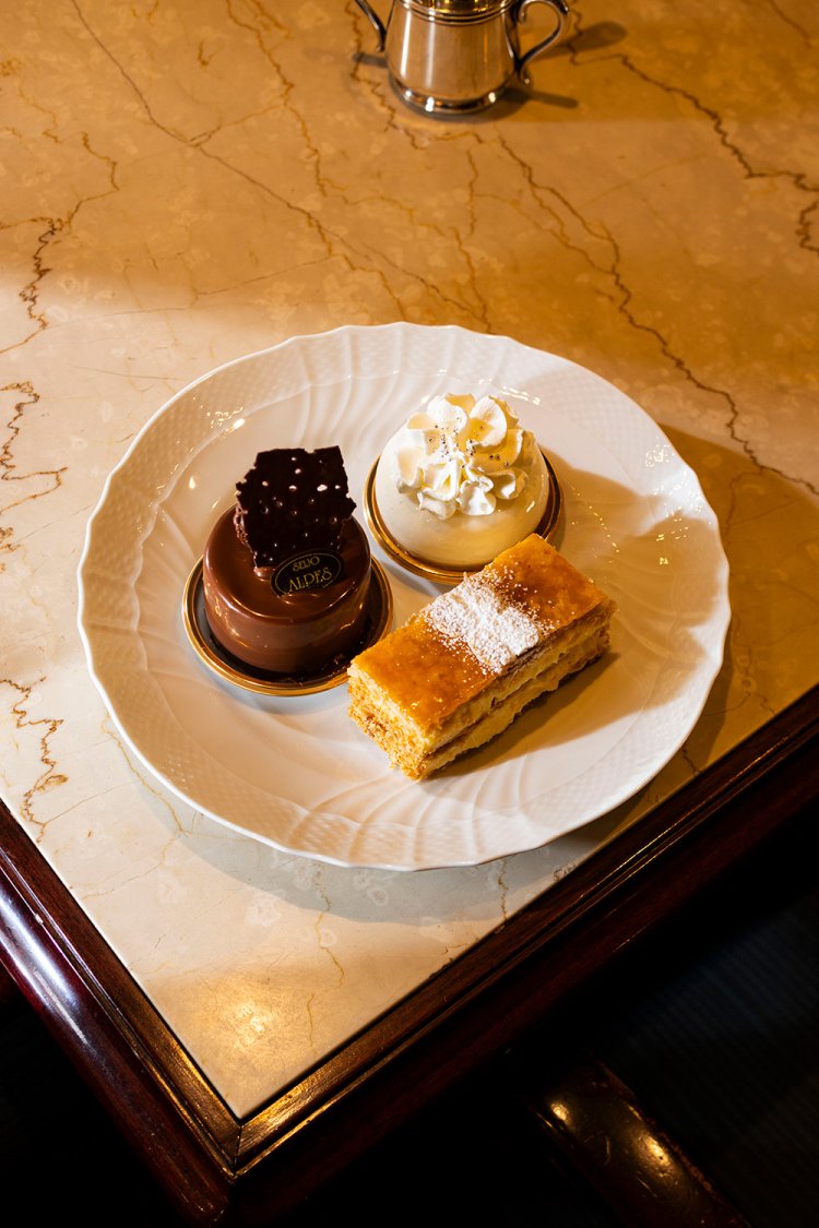 右上から時計回りでフロマージュフレ650円、パイ生地でカスタードクリームをサンドしたナポレオン620円、アンフィクレ650円。